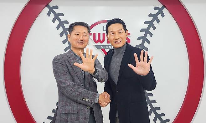 5번째 우승을 다짐하는 염경엽 LG 감독과 김인석 대표이사 (서울=연합뉴스) 염경엽(오른쪽) LG 감독이 9일 구단과 재계약한 뒤 김인석 대표이사와 5번째 우승을 의미하는 손가락 5개를 펴고 기념촬영하고 있다. [LG 트윈스 제공. 재판매 및 DB금지]