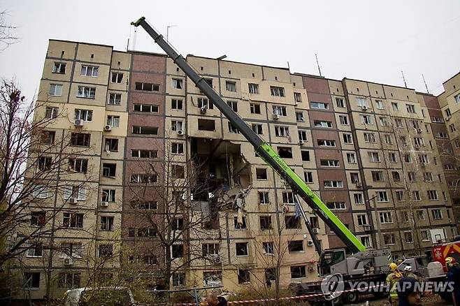 공습으로 부서진 드니프로 건물 [AFP=연합뉴스. 재판매 및 DB 금지]
