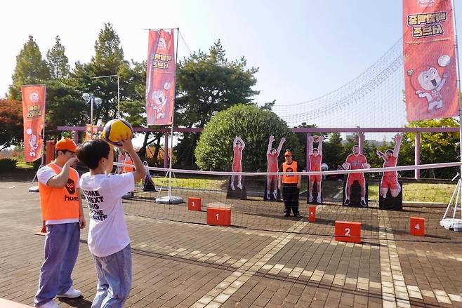 배구 체험 공간에서 배구해보는린이 팬(맨 앞) [촬영 이동칠]