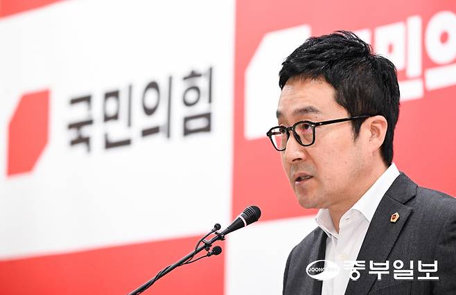 최병선 국민의힘 의원이 11월 오전 경기도의회 기자회견장에서 경기도 총무과의 부당 개입 의혹과 관련한 기자회견을 하고 있다. 임채운기자