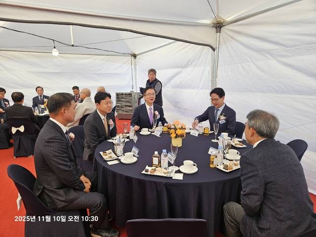 박순철 삼성전자 부사장, 심덕섭 고창군수, 윤준병 국회의원, 조민규 고창군의회의장 등이 착공식 전에 VIP 룸에서 환담을 하고 있다. /사진=박현표 기자