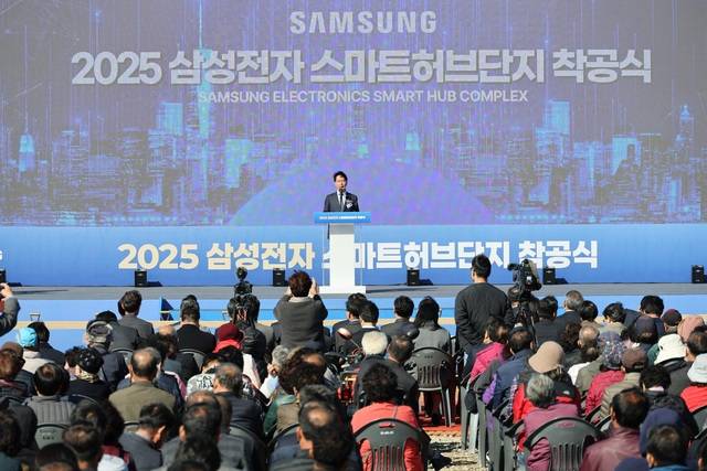 심덕섭 고창군수가 2025 삼성전자 스마트허브단지 착공식에사에 기념사를 하고 있다. /사진제공=고창군