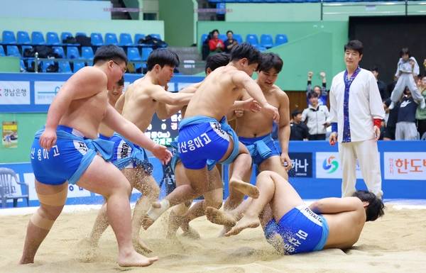 창원 마산실내체육관에서 9일 열린 '제22회 학산김성률장사배전국장사씨름대회' 고등부 단체전에서 우승을 차지한 마산용마고등학교 선수들이 기뻐하고 있다. /대한씨름협회