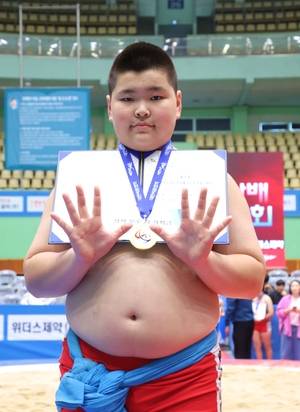 창원 마산실내체육관에서 9일 열린 '제22회 학산김성률장사배전국장사씨름대회' 초등부 장사급(120㎏ 이하)에서 1위를 차지한 북성초교 허길녕이 기념 사진을 찍고 있다. /대한씨름협회