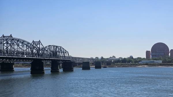 중간에 끊긴 압록강단교와 무역교류를 이어가는 북중우의로가 나란히 서 있다. 건너편은 북한 신의주 모습. /정봉화 기자