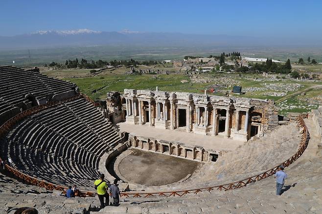 원형극장이 완벽하게 보존돼있는 아르펜도스 /최병일 기자