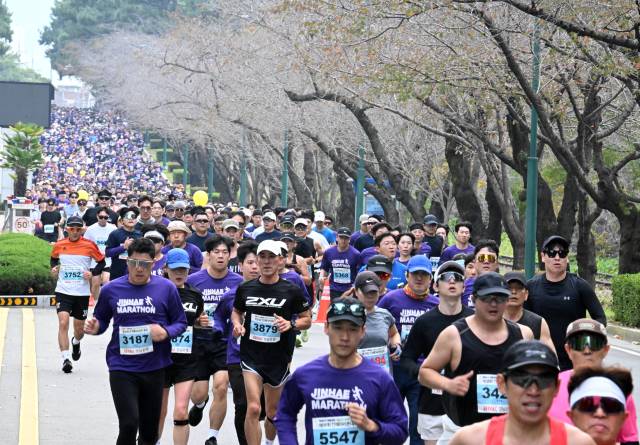 해군과 함께하는 제18회 진해마라톤대회에서 참가자들이 9일 창원시 진해구 해군 영내를 달리고 있다./성승건 기자/