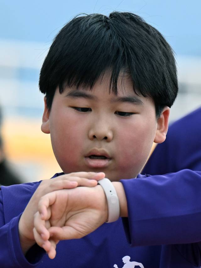 한 어린이가 결승선을 통과하며 기록을 확인하고 있다./김승권 기자/