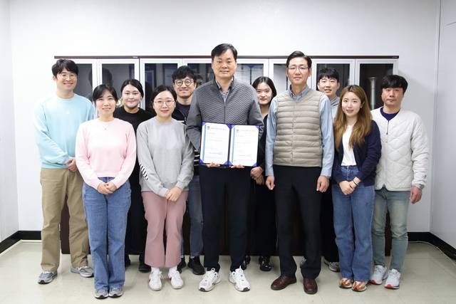 최근 국제표준화기구(ISO)의 '부패방지경영시스템(ISO 37001)'과 '안전보건경영시스템(ISO 45001)' 인증을 동시에 획득한 경상북도장애인체육회 관계자들이 기념사진을 찍고 있다. 경상북도장애인체육회 제공