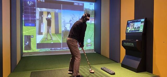 한 이용객이 자동 녹화된 자신의 스윙 자세를 다시보며 자세를 교정하고 있다. 김지혜 기자.