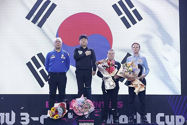 3쿠션 간판 조명우(왼쪽 두번째)가 광주에서 열린 세계3쿠션월드컵을 제패하고 가장 높은 단상에 올라서 있다. 대한당구연맹 제공