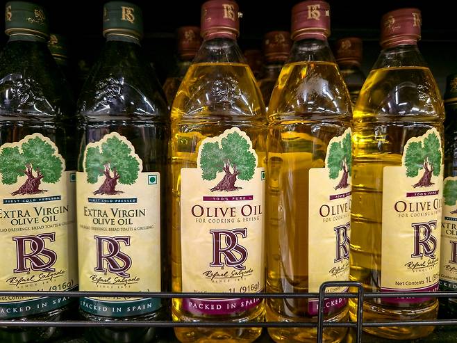 마트에 전시된 올리브오일