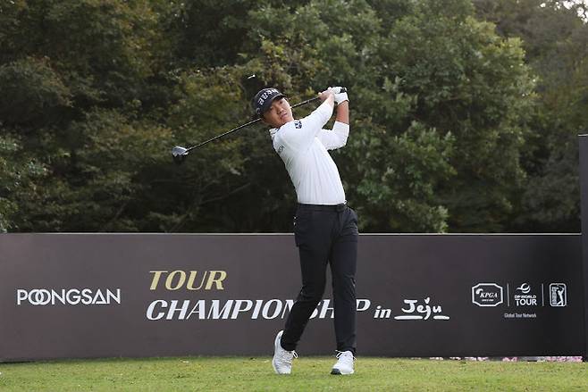 옥태훈이 9일 제주도 서귀포시의 테디밸리 골프앤리조트에서 열린 KPGA 투어 2025시즌 최종전 투어 챔피언십 최종 4라운드에서 티샷을 하고 있다.(사진=KPGA 제공)