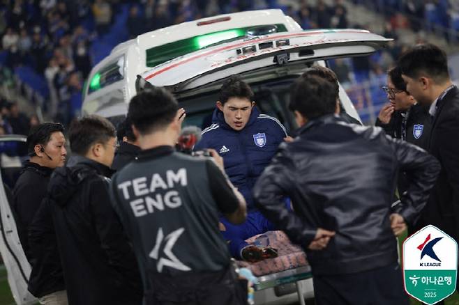 앰뷸련스에 실려가는 울산 이동경.(사진=한국프로축구연맹 제공/연합뉴스)