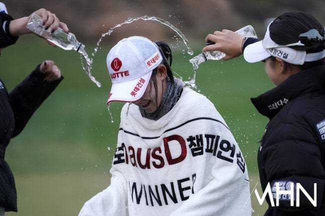 황유민이 9일 끝난 KLPGA 투어 최종전 대보 하우스디 챔피언십에서 우승을 확정한 후 동료들의 축하 물세례를 받고 있다.