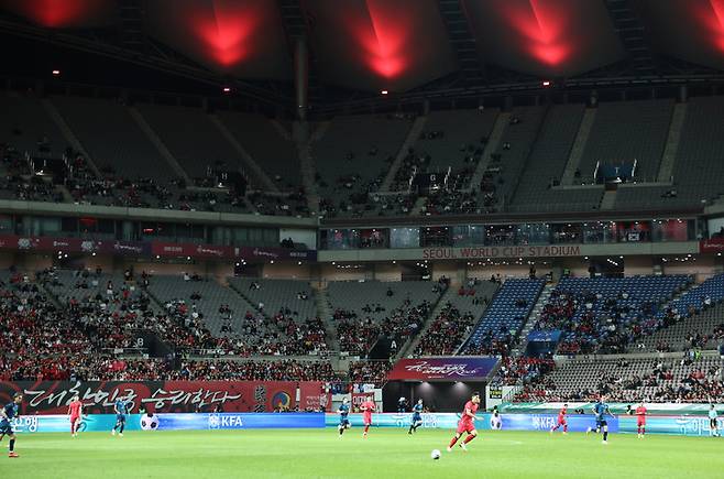 14일 파라과이와 경기가 열린 서울월드컵경기장. 경기가 한창 진행 중이지만 관중석 빈 곳이 많이 보인다.
