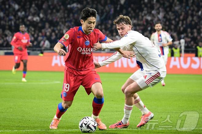 이강인(왼쪽)이 10일(한국시간) 열린 2025-26 프랑스 리그1 리옹전에서 후반 50분 결승 골을 도와 PSG의 3-2 승리를 견인했다. ⓒ AFP=뉴스1