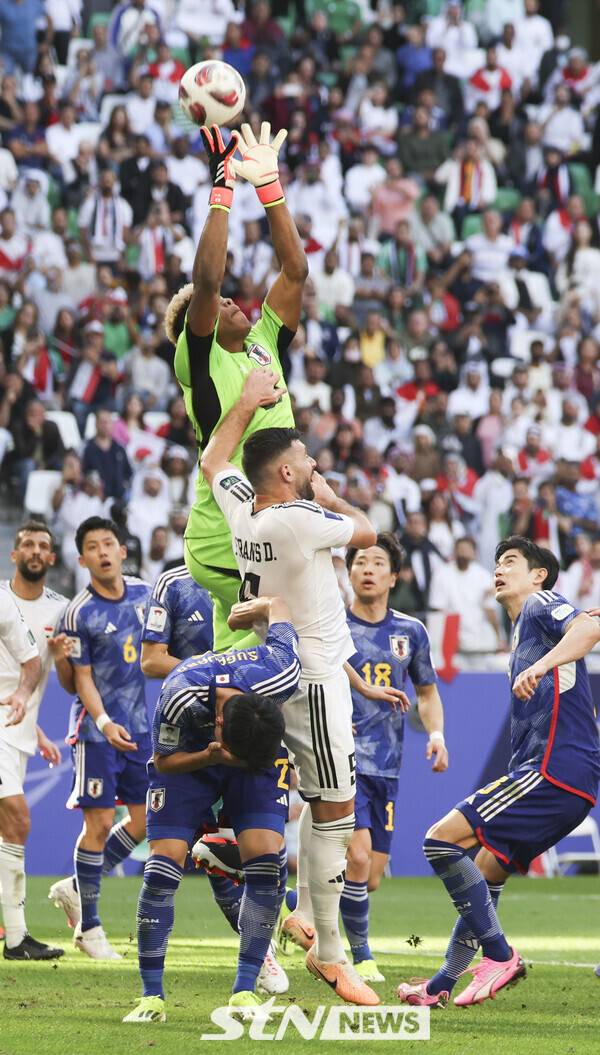 2023 AFC 아시안컵 D조 조별예선 2차전에서 이라크의 공격을 일본 골키퍼 스즈키가 막아내고 있다. /사진=뉴시스