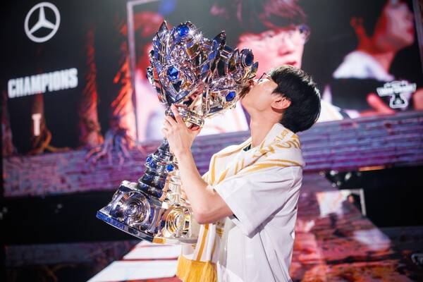 9일 중국 청두 동안호 스포츠파크 다목적 체육관에서 열린 2025 리그 오브 레전드 월드 챔피언십(롤드컵) 결승에서 우승을 차지하고 트로피를 들어 올리는 '도란' 최현준. /사진=라이엇 게임즈