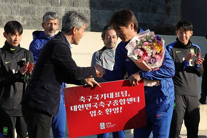 축구종합센터 입소 행사

    (천안=연합뉴스) 김준범 기자 = 10일 오후 충남 천안 대한민국축구종합센터에서 김승희 대한축구협회 전무(왼쪽)과 축구대표팀 홍명보 감독이  축구종합센터 입소 관련 행사를 하며 기념사진을 찍고 있다. 2025.11.10

    psykims@yna.co.kr

(끝)





<저작권자(c) 연합뉴스, 무단 전재-재배포, AI 학습 및 활용 금지>