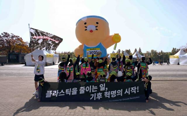 러쉬코리아가 친환경 마라톤 ‘Save Race 2025’에 참여해, 기후행동 캠페인과 자원순환 메시지를 전했다. (제공=러쉬코리아)