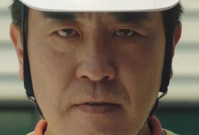 JTBC 드라마 '서울 자가에 대기업 다니는 김 부장 이야기' 6화에서 김낙수(류승룡 분)는 총체적 난국에 빠졌다. 본사로부터 아산 공장 직원 20명을 정리해고하라는 압박을 받았고, 자신의 처지를 비관하는 백정태(유승목 분) 상무와 몸싸움까지 벌였다. 개인적으로는 아들 김수겸(차강윤 분)이 3천만 원 대출 사기를 당했다는 사실에 무너졌다. 힘겨운 상황 속에서도 박하진(명세빈 분)과의 관계는 깊어졌고, 두 사람의 애정행각을 이주영(정은채 분)이 목격했다.