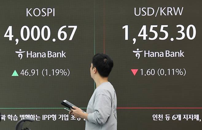 10일 오전 서울 중구 하나은행 딜링룸 전광판에 코스피가 전 거래일보다 46.91 포인트(1.19%) 오른 4000.67 포인트를 나타내며 상승 출발하고 있다. /뉴시스
