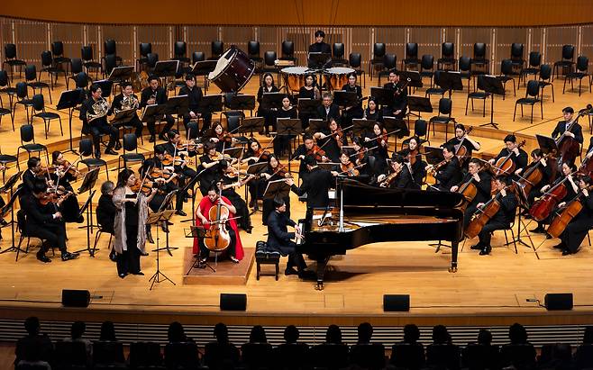 지난 23일 서울 송파구 롯데콘서트홀에서 한국 광복 80주년과 독일 통일 35주년을 기념하는 한국독일네트워크(ADeKo) 콘서트가 열린 가운데, 코리안챔버오케스트라(KCO)와 솔리스트들이 루드비히 반 베토벤의 '삼중교향곡'을 연주하고 있다. /한독네트워크