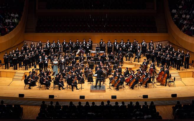 지난 23일 서울 송파구 롯데콘서트홀에서 한국 광복 80주년과 독일 통일 35주년을 기념하는 한국독일네트워크(ADeKo) 콘서트가 열린 가운데 코리안챔버오케스트라(KCO)와 합창단이 루드비히 반 베토벤의 9번 교향곡을 공연하고 있다. /한독네트워크