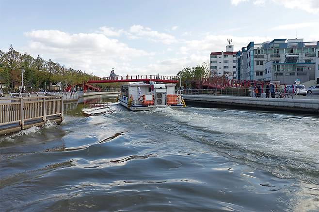 포항 운하를 유람하는 크루즈