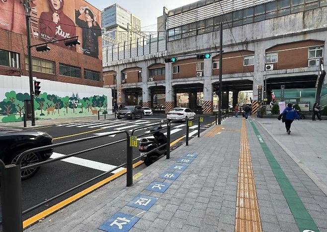 성수역 2번 출입구 앞 보도 개선 모습ⓒ성동구 제공