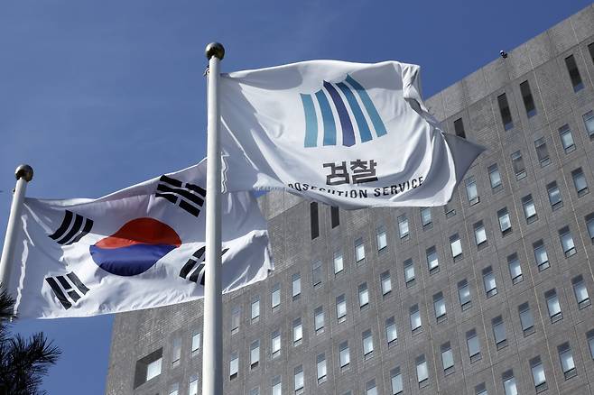 민간업자의 대장동 개발 비리 사건 수사팀이 검찰 수뇌부의 ‘항소 금지’ 지시로 항소를 포기하는 초유의 사태로 정진우 서울중앙지검장이 사의 표명하는 등 파장이 거세지고 있는 가운데 9일 오후 서울 서초구 서초동 서울중앙지방검찰청 앞에 설치된 게양대에 걸린 태극기와 검찰기가 바람에 나부끼고 있다. 2025.11.9 뉴스1