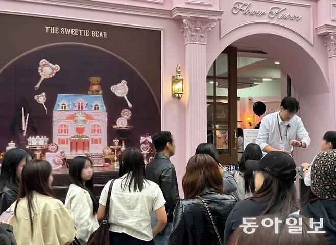 지난달 18일 서울 성동구 성수동에 문을 연 중국 뷰티 브랜드 ‘플라워노즈’ 팝업스토어. 이날 하루 동안 매장을 찾은 방문객은 총 2035명에 달했다. 김다연 기자 damong@donga.com