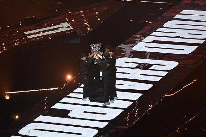 9일 오후 중국 청두 동안호 스포츠파크 다목적체육관에서 열린 ‘2025 리그 오브 레전드(LoL) 월드 챔피언십’ 결승전에서 T1이 KT 롤스터를 상대로 세트 스코어 3대 2로 꺾고 대회 우승을 차지했다. 청두(중국)=뉴시스