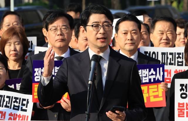 주진우(가운데) 국민의힘 의원이 지난 10월 30일 서울 서초구 서울고검에 마련된 조은석 내란특별검사팀 사무실 인근에서 열린 긴급 현장 의원총회에서 발언하고 있다.<연합뉴스 사진>