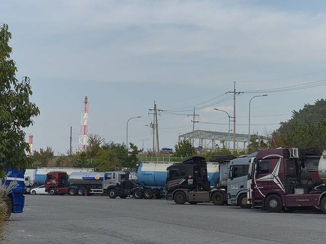10일 전남 여수시 여수산단로 인근 내트럭하우스에 화물 운송을 기다리는 대형 트럭들이 정차해 있다. 사진=이동혁 기자
