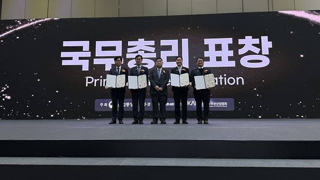 이정호 에스비비테크 이사(오른쪽 첫번째)가 ‘로보월드 2025’에서 열린 ‘2025 기계, 로봇산업발전 유공자 정부 포상식’에서 국무총리상을 수상하고 있다. 에스비비테크 제공