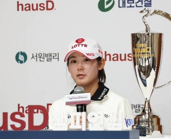 한국여자프로골프(KLPGA) 투어 2025시즌 최종전 대보 하우스디 챔피언십 연장전 끝에 우승을 차지한 황유민 프로가 우승 인터뷰 하는 모습이다. 사진제공=KLPGA (사진을 무단으로 사용하지 마십시오.)
