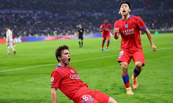 이강인(오른쪽)이 10일(한국시간) 열린 2025~2026 프랑스 리그1 12라운드 올랭피크 리옹과의 원정 경기에서 막판 결승골을 터트린 주앙 네베스와 함께 기뻐하고 있다. 리옹/로이터 연합뉴스