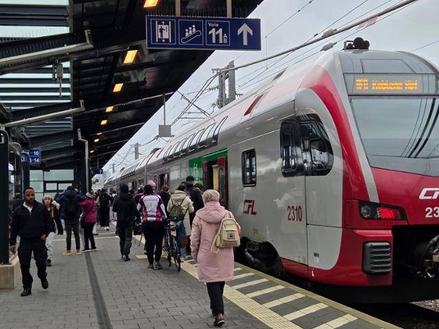 지난달 28일 룩셈부르크 중앙역에서 승객들이 열차를 타기 위해 이동하고 있다. 룩셈부크르에선 현지인은 물론 외국인까지 버스와 트램, 기차(1등석 제외)가 모두 무료다. 룩셈부르크=정승임 특파원