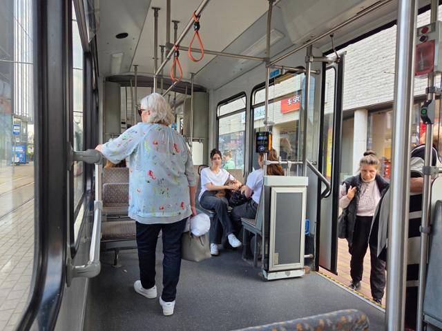 에스토니아 탈린 트램 내부 모습. 출근 시간대에도 탈린의 트램은 상대적으로 한산했다. 탈린=정승임 특파원