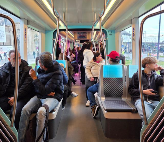 룩셈부르크 트램 내부 모습. 2020년 3월부터 대중교통 무료화를 시작한 룩셈부르크는 차량도 모두 최신식으로 교체했다. 룩셈부르크=정승임 특파원