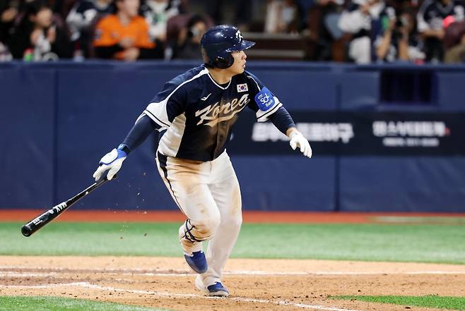 <yonhap photo-3345="">9일 오후 서울 구로구 고척스카이돔에서 열린 '2025 네이버 K-BASEBALL 시리즈' 대한민국과 체코의 평가전. 6회초 2사 만루 찬스 때 문현빈이 2타점 적시타를 때리고 있다. 2025.11.9 [연합뉴스]</yonhap>