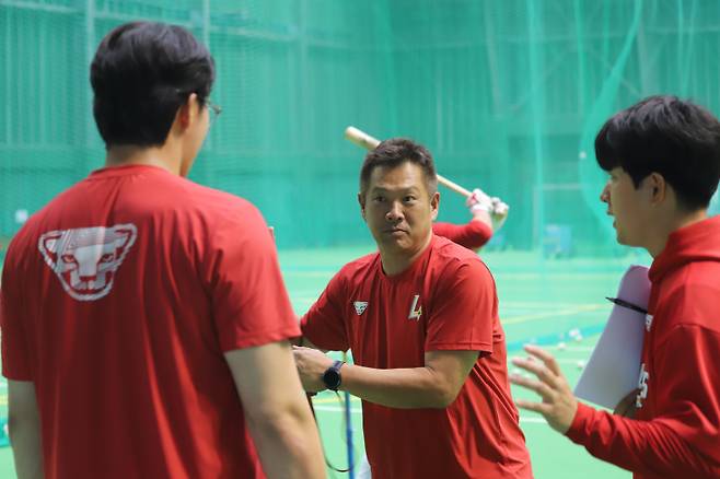 SSG 2군 선수들을 지도하는 야마사키 인스트럭터. SSG 제공