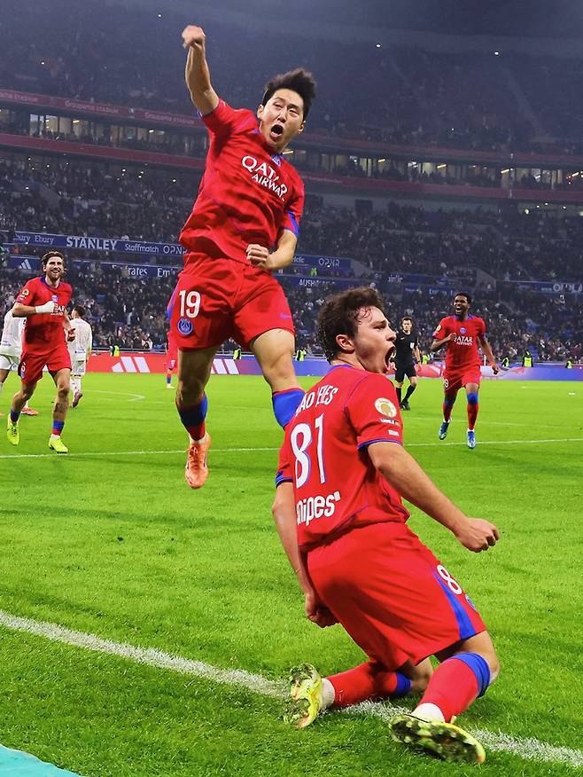 PSG 이강인(19번) 10일 리옹과의 리그1 12라운드 중 네베스(87번)의 극적인 결승 골을 도운 뒤 함께 환호하고 있다. 사진=PSG SNS