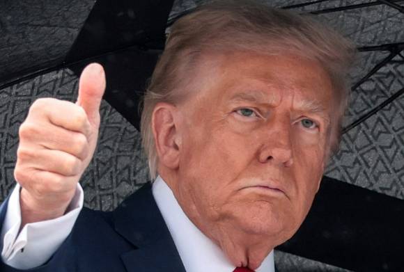 도널드 트럼프 미국 대통령이 지난 12일(현지시간) 중동 방문을 위해 워싱턴DC 인근의 앤드루스 공군기지에서 에어포스원(대통령 전용기)에 탑승하고 있다. [사진=로이터/연합뉴스]