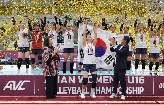 손서연이 2025 U-16 아시아선수권 우승 트로피를 들고 동료와 기뻐하고 있다. [연합뉴스]