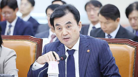 안규백 국방부 장관이 5일 국회에서 열린 국방위원회 전체회의에 출석해 의원들 질의에 답하고 있다. 임현동 기자