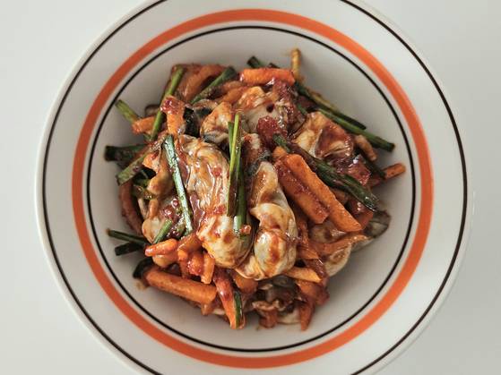 김장날 수육과 함께 또는 반찬으로도 잘 어울리는 굴무침. 사진 신혜원