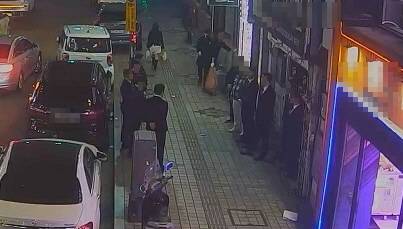 2025년 4월 한 상점 앞에 폭력조직원들이 줄지어 서있다. 사진 부산경찰청